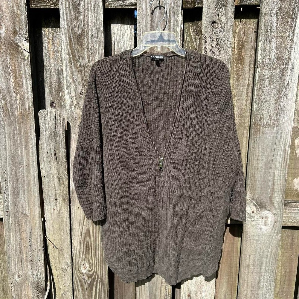 Cabin Lounge 🪵
Express High Low Zipper Knit 3/4 Sleeve knit sweater